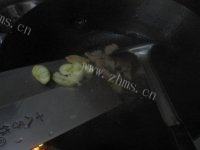 百吃不厌的五花肉炒黄豆芽做法图解4)