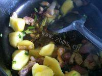 五花肉炖干土豆片做法图解6)