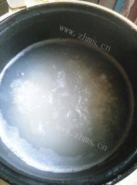 美味的皮蛋瘦肉粥做法图解2)