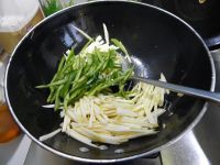 家常菜青椒炒茭白做法图解7)