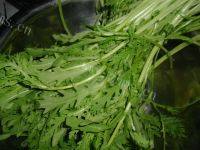 家常的茼蒿炒肉做法图解1)