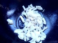 好吃的洋葱白菜炒鸡杂做法图解7)