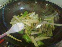 家常菜芹菜炒牛肉做法图解6)
