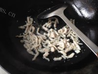 芹菜木耳炒肉丝做法图解4)