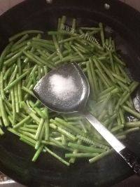 香喷喷的清炒豆角做法图解6)