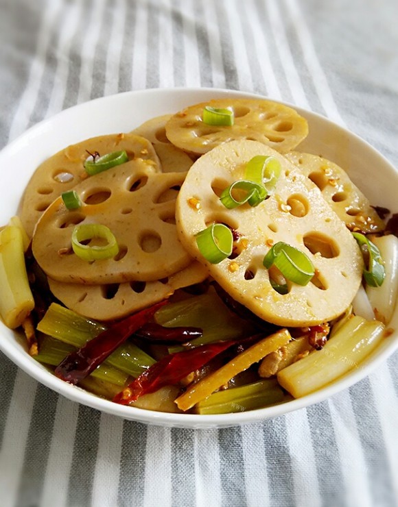色泽鲜亮的麻辣藕片