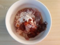美味的双椒炒肉碎做法图解1)