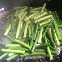 荤素搭配蒜苔肉片做法图解4)