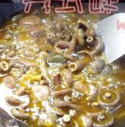美味的五花肉炖寒菌做法图解3)