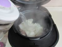 美味的白萝卜排骨汤做法图解4)