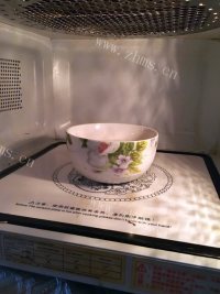 五彩虾仁蛋炒饭做法图解4)