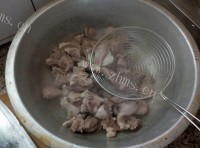 香喷喷的羊肉炖萝卜做法图解5)