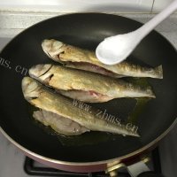 美味江支鱼烧雪菜做法图解7)
