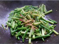 味道不错的蒜薹炒肉丝做法图解6)