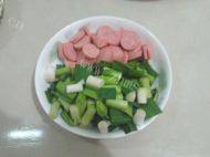 「健康美食」蒜苗炒香肠做法图解1)