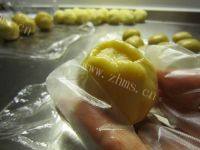 自制椰蓉月饼做法图解12)