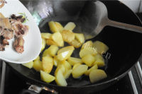 美味的土豆焖三黄鸡的做法图解五