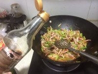 美味的芹菜鱿鱼丝做法图解6)