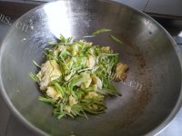 家常菜蒜黄炒鸡蛋做法图解8)