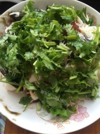 好吃的香菜皮蛋拌豆腐做法图解3)