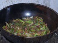 家常菜肉末炒芹菜做法图解7)