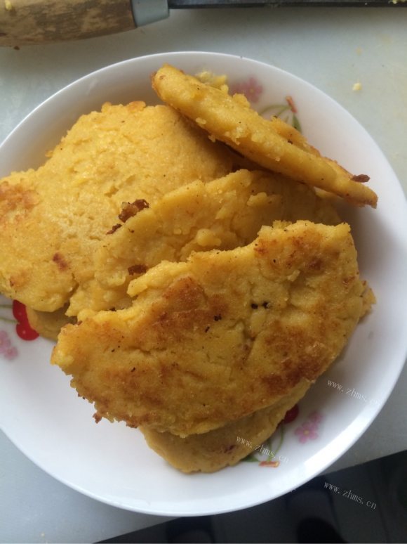 金灿灿的玉米面饼子