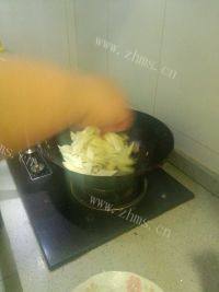 家常菜茭白炒木耳做法图解9)
