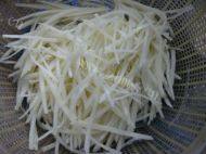口感极佳的茄汁土豆丝做法图解2)