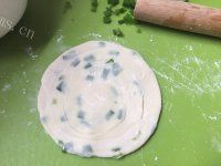 香飘十里的葱油饼做法图解5)