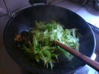 家常菜青笋木耳肉片做法图解10)