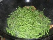 美味的长豆角炒肉做法图解5)