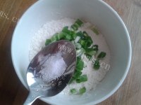 食欲满满的葱花饼做法图解3)