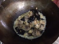 木耳炒鸡做法图解6)