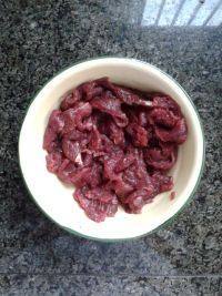 家常菜酸菜炒牛肉做法图解2)