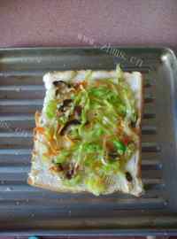 美味的食蔬虾仁迷你披萨做法图解7)