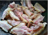 美味的蒜苗炒腊肉做法图解3)