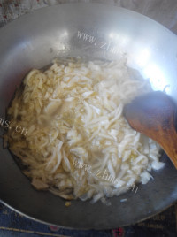家常菜酸菜汆白肉做法图解8)