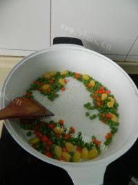 美味的白果豌豆炒鸡丁做法图解7)