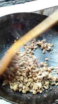 色香味俱全的青椒炒肉做法图解2)