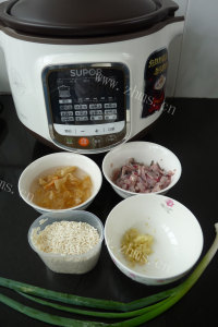 美味的花胶鲫鱼糯米粥做法图解1)