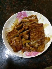 美味的卤猪颈肉做法图解5)