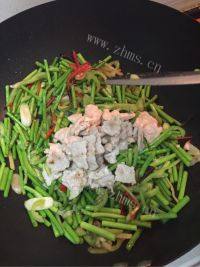 家常菜蒜苔炒肉片做法图解16)