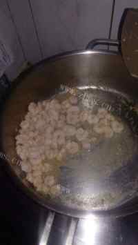 虾仁炒豆腐做法图解2)
