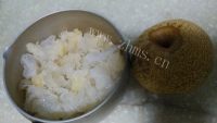 美味的银耳雪梨汁做法图解2)