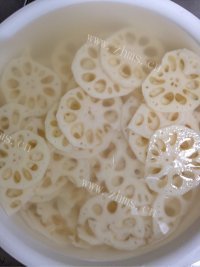 色泽鲜亮的清炒藕片做法图解2)
