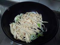 营养丰富的金针菇炒豆皮做法图解2)