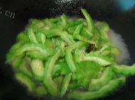 美味的蚝油肉片淋苦瓜做法图解6)