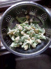 家常菜花菜炒肉片做法图解1)