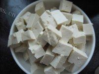 美味的鲜虾豆腐汤做法图解3)