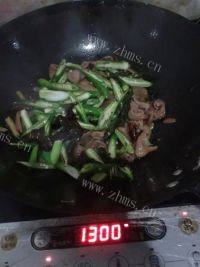 家常菜尖椒肥肠做法图解7)